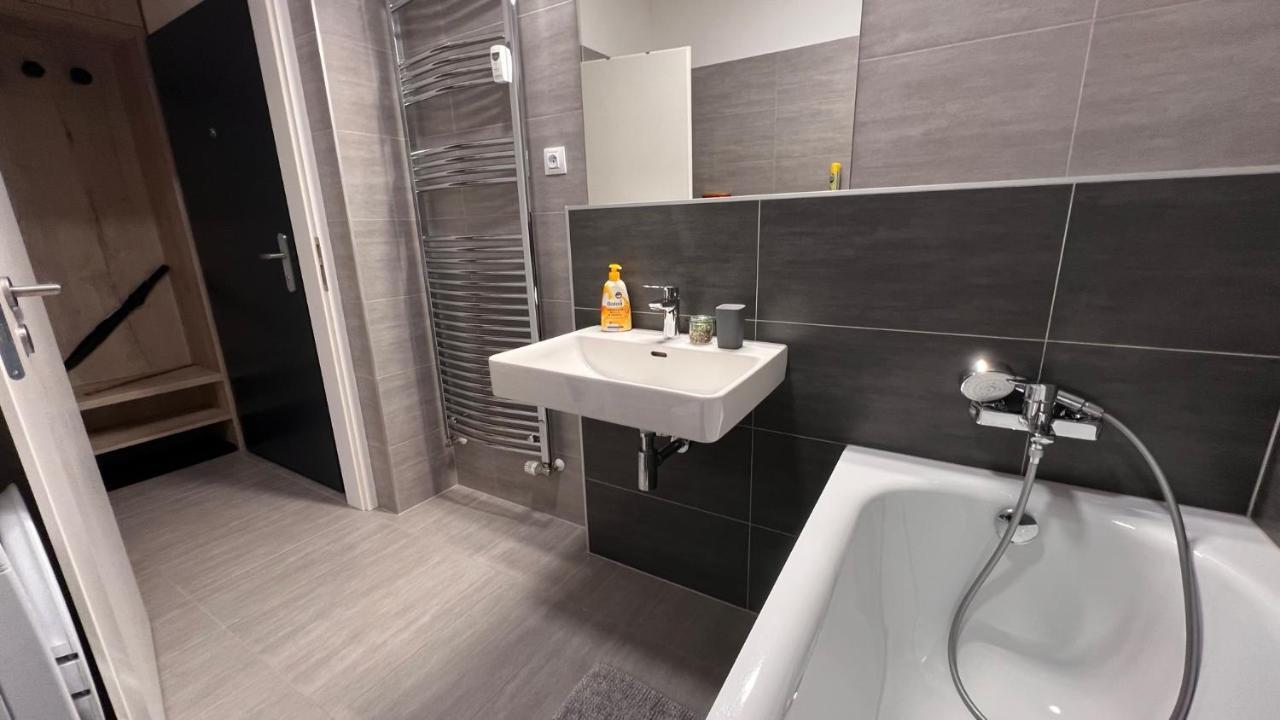 2 Room Apartment, With A View Of The Castle Bratislava Exterior photo